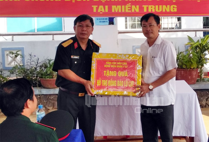 Đơn vị tặng quà đại diện chính quyền địa phương.